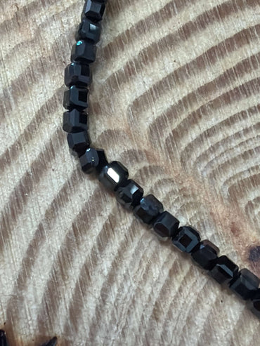 Pulsera turmalina facetada 2 mm JoyeriamineralespulserasTienda esotérica Málaga - La Tienda de Tata Magic: tienda Esotérica en Málaga