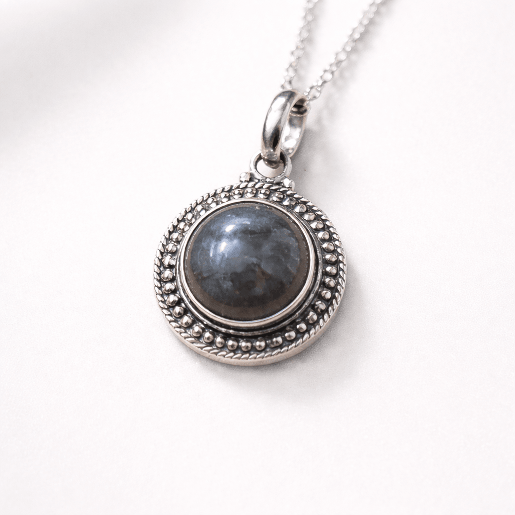 Colgante consagrado de labradorita en plata 925 - Magia, intuición y protección psíquica colgantesplataTienda esotérica Málaga - La Tienda de Tata Magic: tienda Esotérica en Málaga