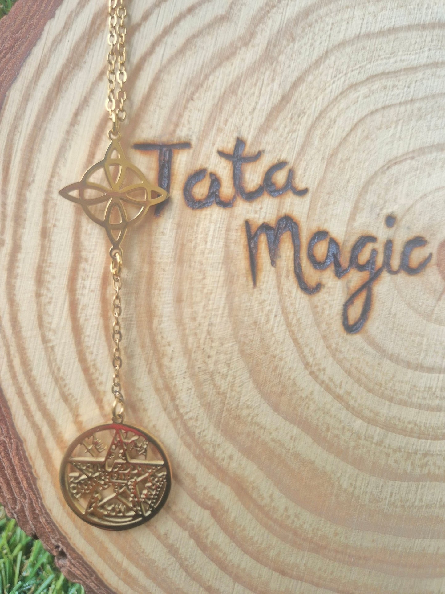 Colgante Doble Protección Nudo de bruja con Tetragrammaton en Acero Dorado Consagrado Tienda esotérica Málaga - La Tienda de Tata Magic: tienda Esotérica en Málaga