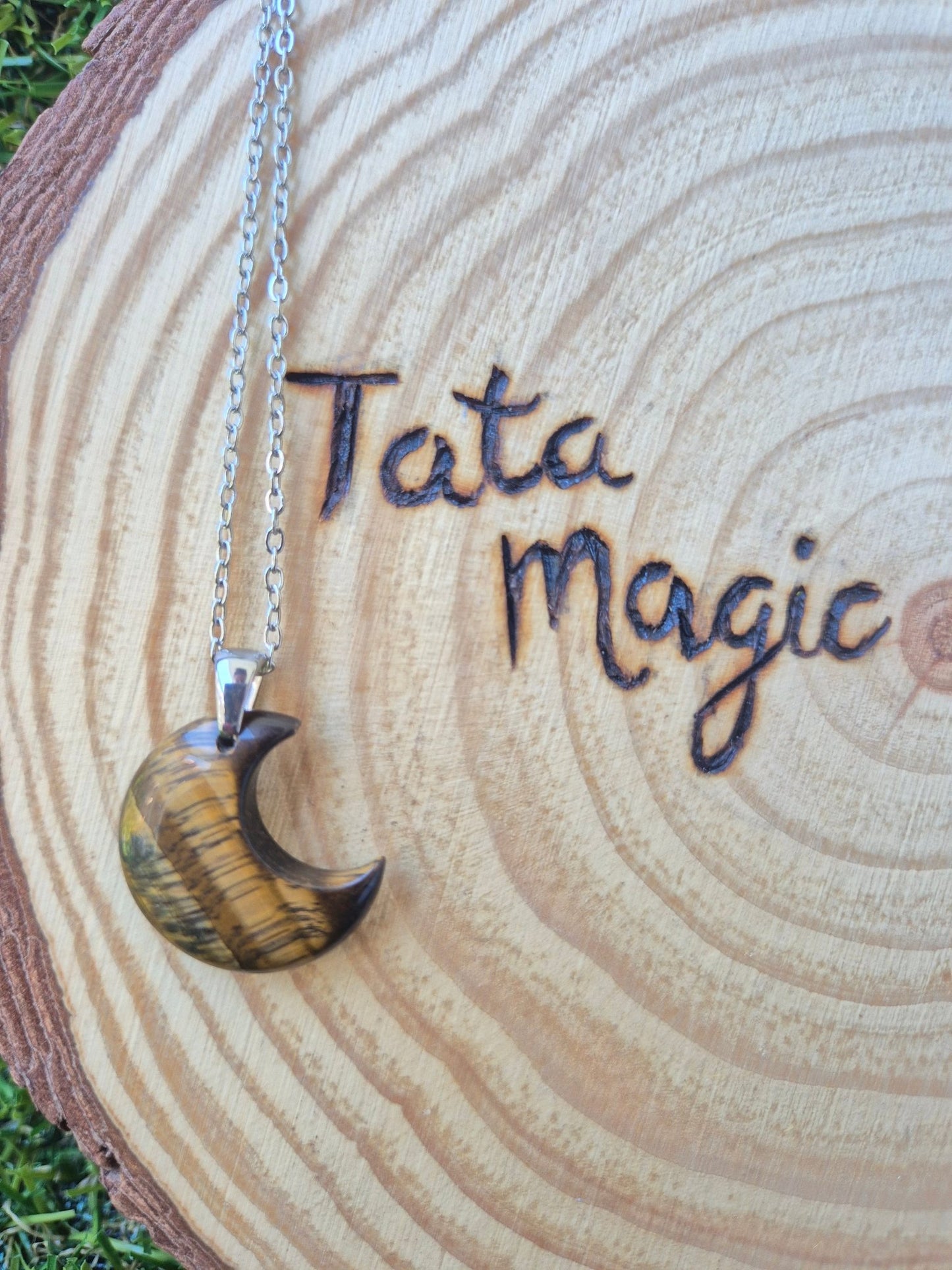Colgante Luna de Ojo de Tigre en Acero Inoxidable - Protección y Confianza Consagrado Tienda esotérica Málaga - La Tienda de Tata Magic: tienda Esotérica en Málaga