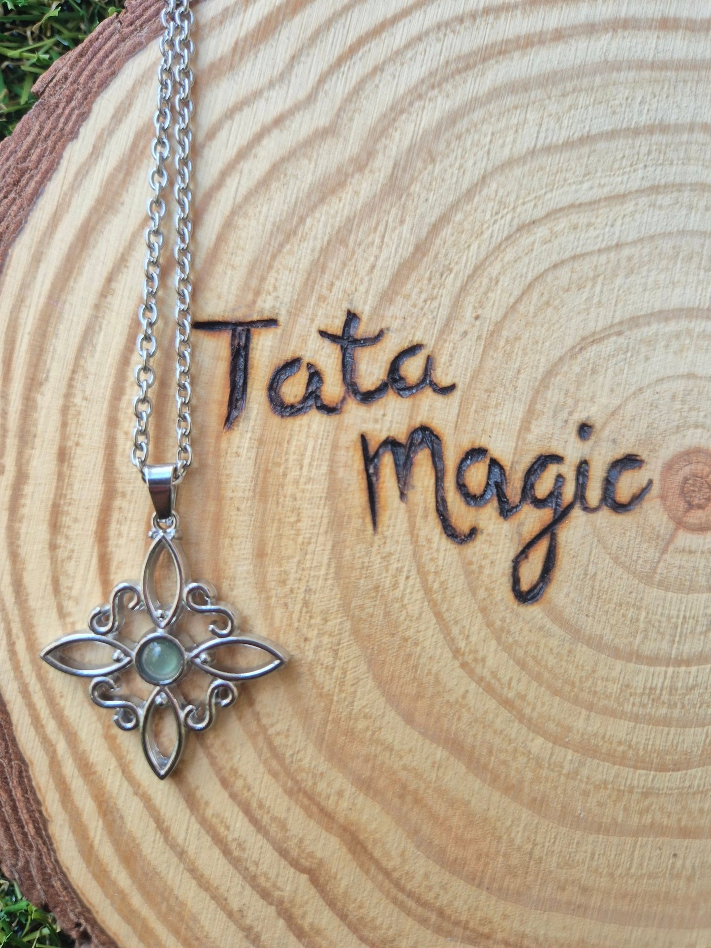 Colgante Nudo de Bruja con Aventurina Verde en Acero Inoxidable - Protección y Abundancia Tienda esotérica Málaga - La Tienda de Tata Magic: tienda Esotérica en Málaga