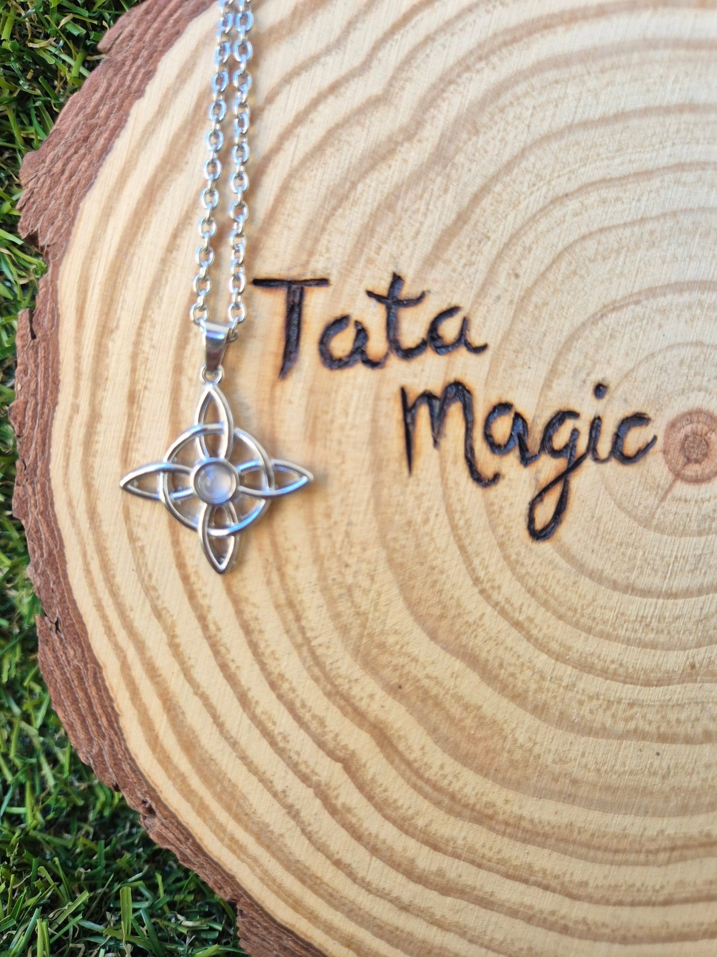 Colgante Nudo de Bruja con Cuarzo Rosa en Acero Inoxidable - Amor y Protección Tienda esotérica Málaga - La Tienda de Tata Magic: tienda Esotérica en Málaga