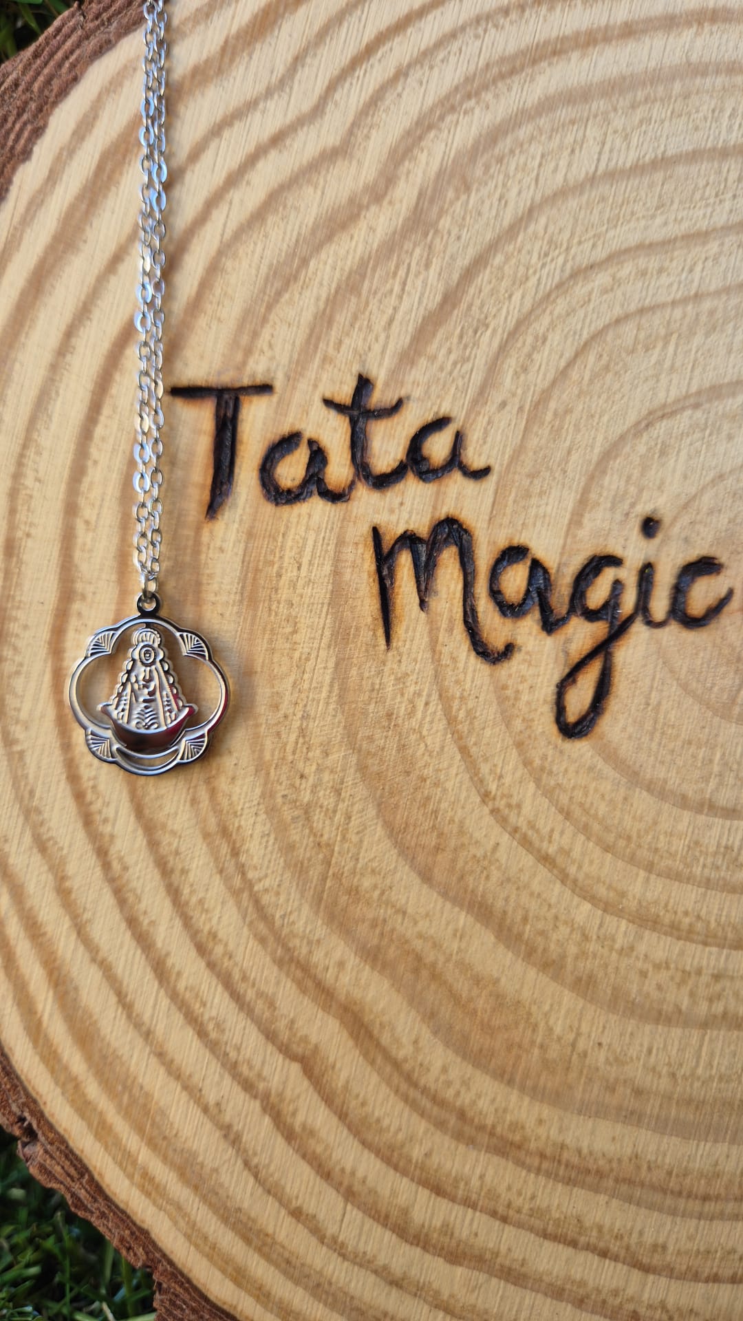 Colgante Virgen del Rocío en Acero Plateado - Joyería Religiosa Tienda esotérica Málaga - La Tienda de Tata Magic: tienda Esotérica en Málaga