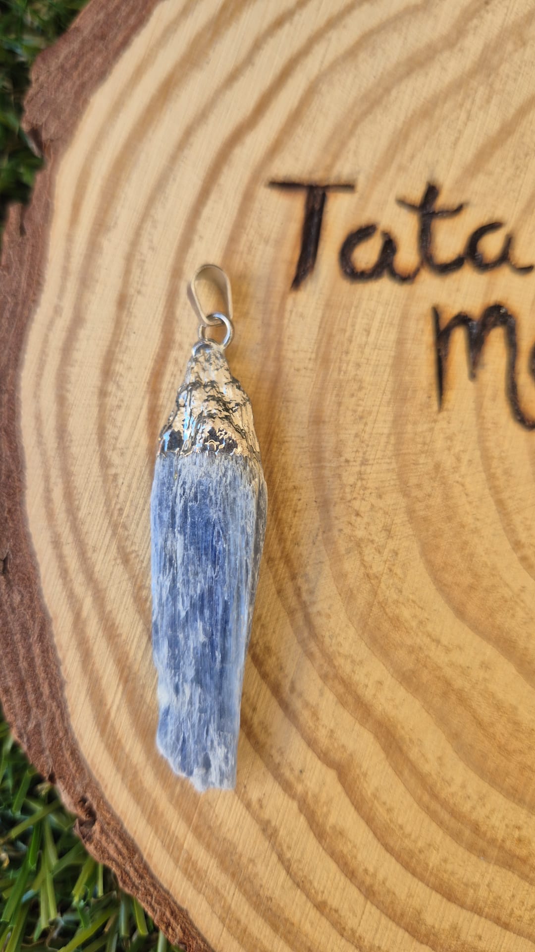 Colgante de Cianita Azul en Cabujón - Comunicación, Calma y Protección JoyeriamineralescolgantesTienda esotérica Málaga - La Tienda de Tata Magic: tienda Esotérica en Málaga
