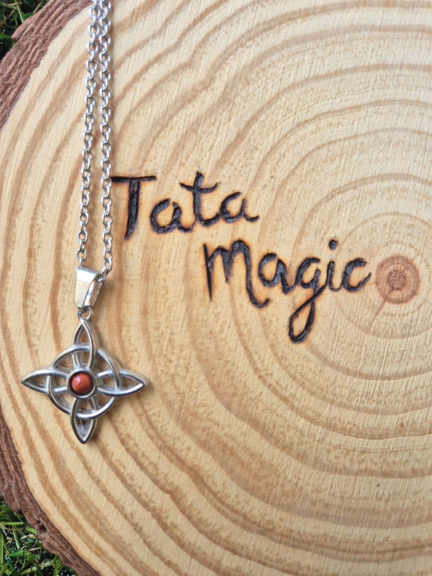 Colgante de Nudo de Bruja con Jaspe Rojo en Acero Inoxidable - Protección y Energía Tienda esotérica Málaga - La Tienda de Tata Magic: tienda Esotérica en Málaga