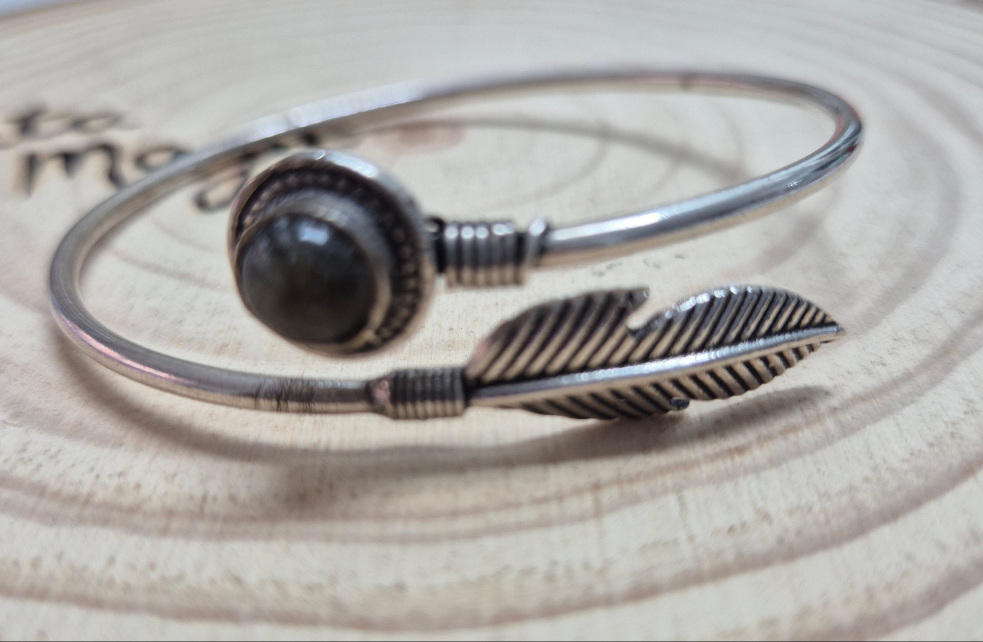 Brazalete con Labradorita en Alpaca Pluma - Joyería Étnica