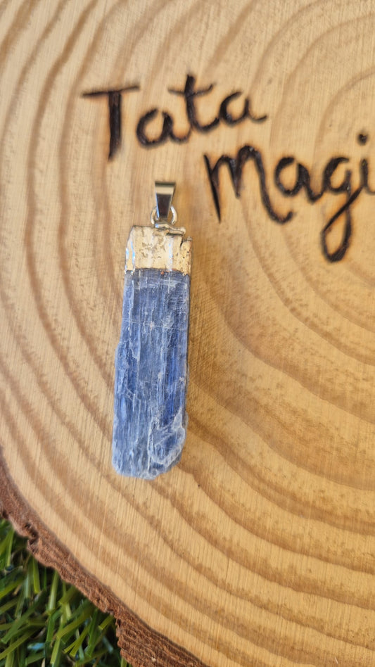 Colgante de Cianita Azul en Cabujón - Amuleto para el Chakra Garganta, Serenidad y Protección