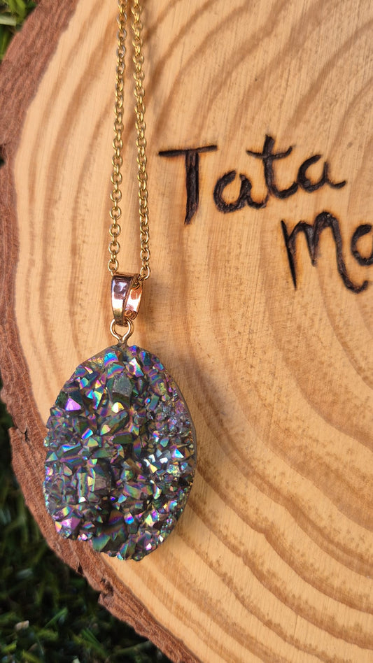 Colgante Drusa Aqua Aura Bismuto en Acero Dorado - Elevación Espiritual y Energía Cósmica