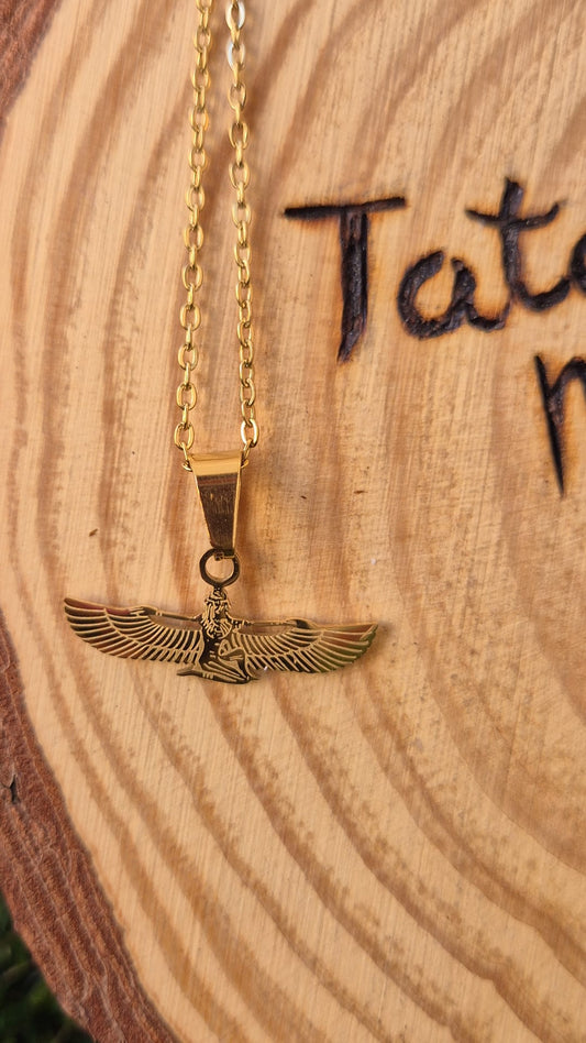 Colgante Isis Alada en Acero Dorado - Consagración Udjat y Protección Egipcia