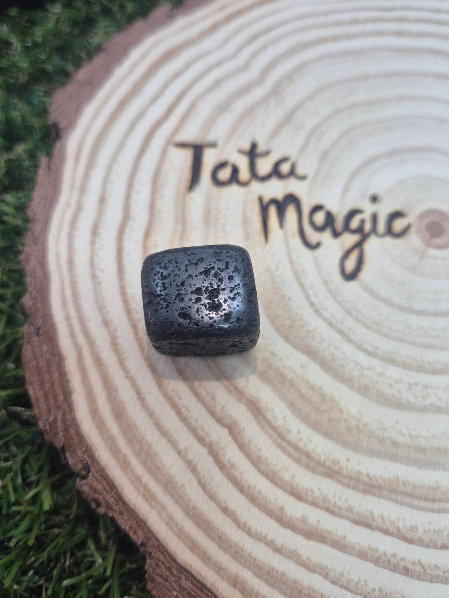 Piedra lava - Fuerza, protección y conexión a la tierra mineralesrodadosTienda esotérica Málaga - La Tienda de Tata Magic: tienda Esotérica en Málaga