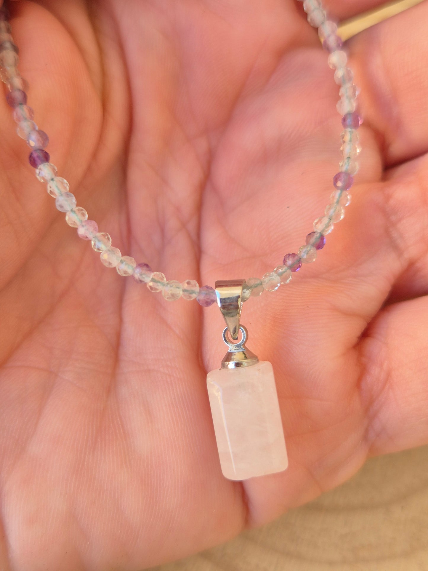 Collar de Fluorita Facetada con Cuarzo Rosa 2mm - Amor, Claridad y Equilibrio