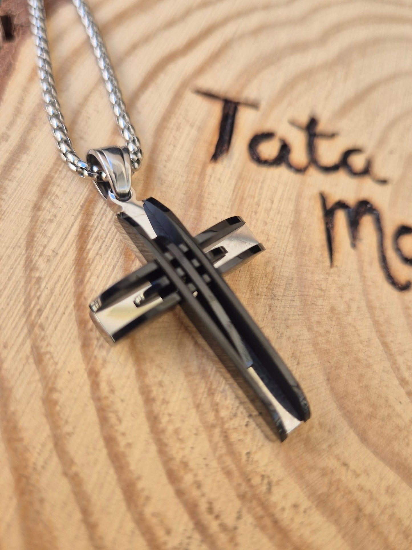 Colgante Cruz en Acero Plateado y Negro Consagrado - Protección Unisex Tienda esotérica Málaga - La Tienda de Tata Magic: tienda Esotérica en Málaga