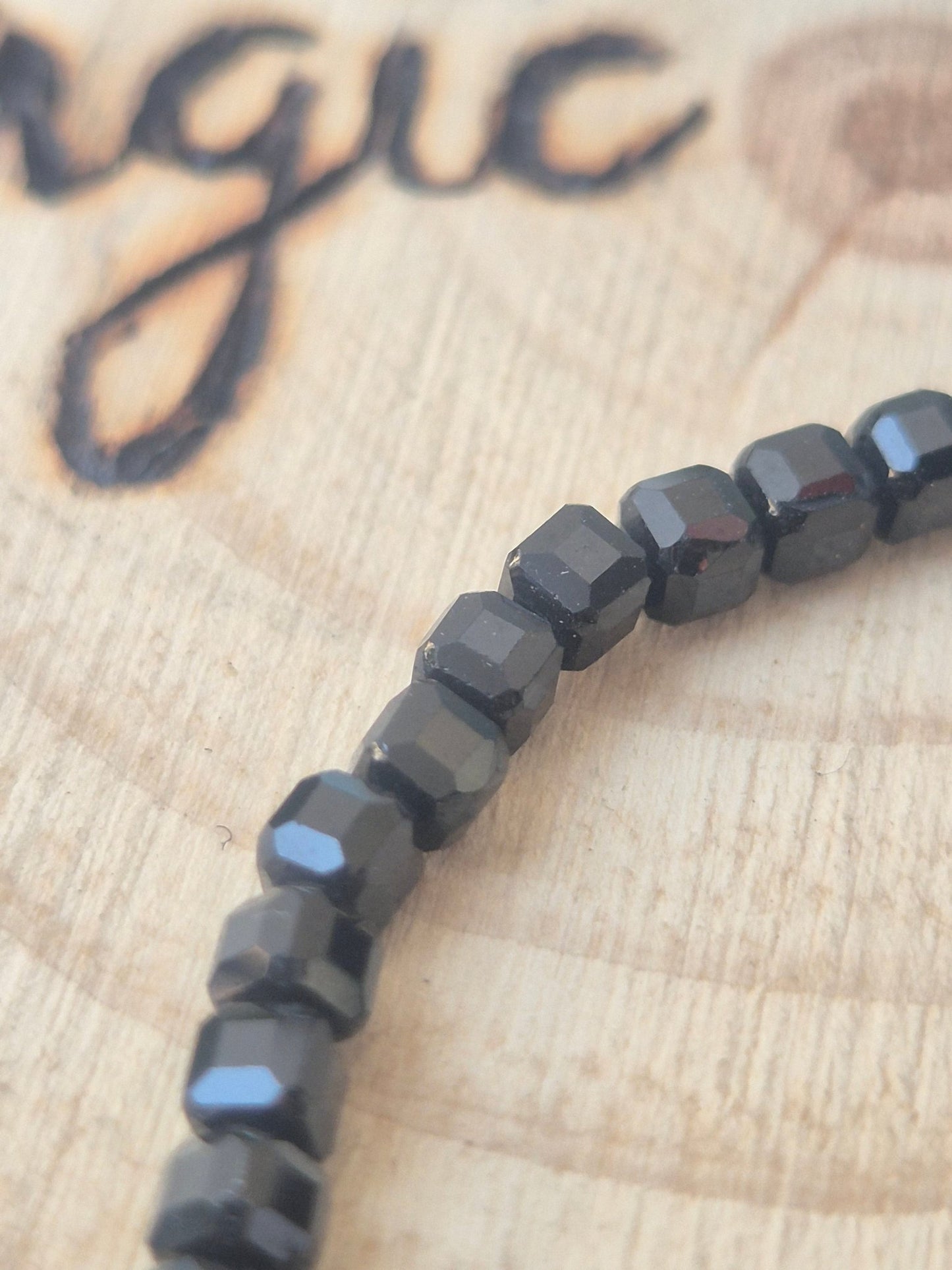 Pulsera de Espinela Facetada 3 mm - Protección y Energía Vital JoyeriamineralespulserasTienda esotérica Málaga - La Tienda de Tata Magic: tienda Esotérica en Málaga