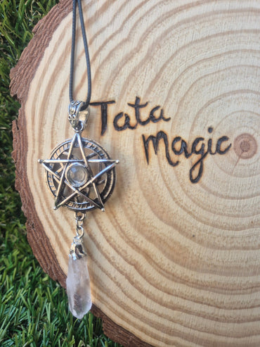 Colgante de Metal con Pentáculo y Cuarzo Maestro colgando - Protección y Energía Tienda esotérica Málaga - La Tienda de Tata Magic: tienda Esotérica en Málaga