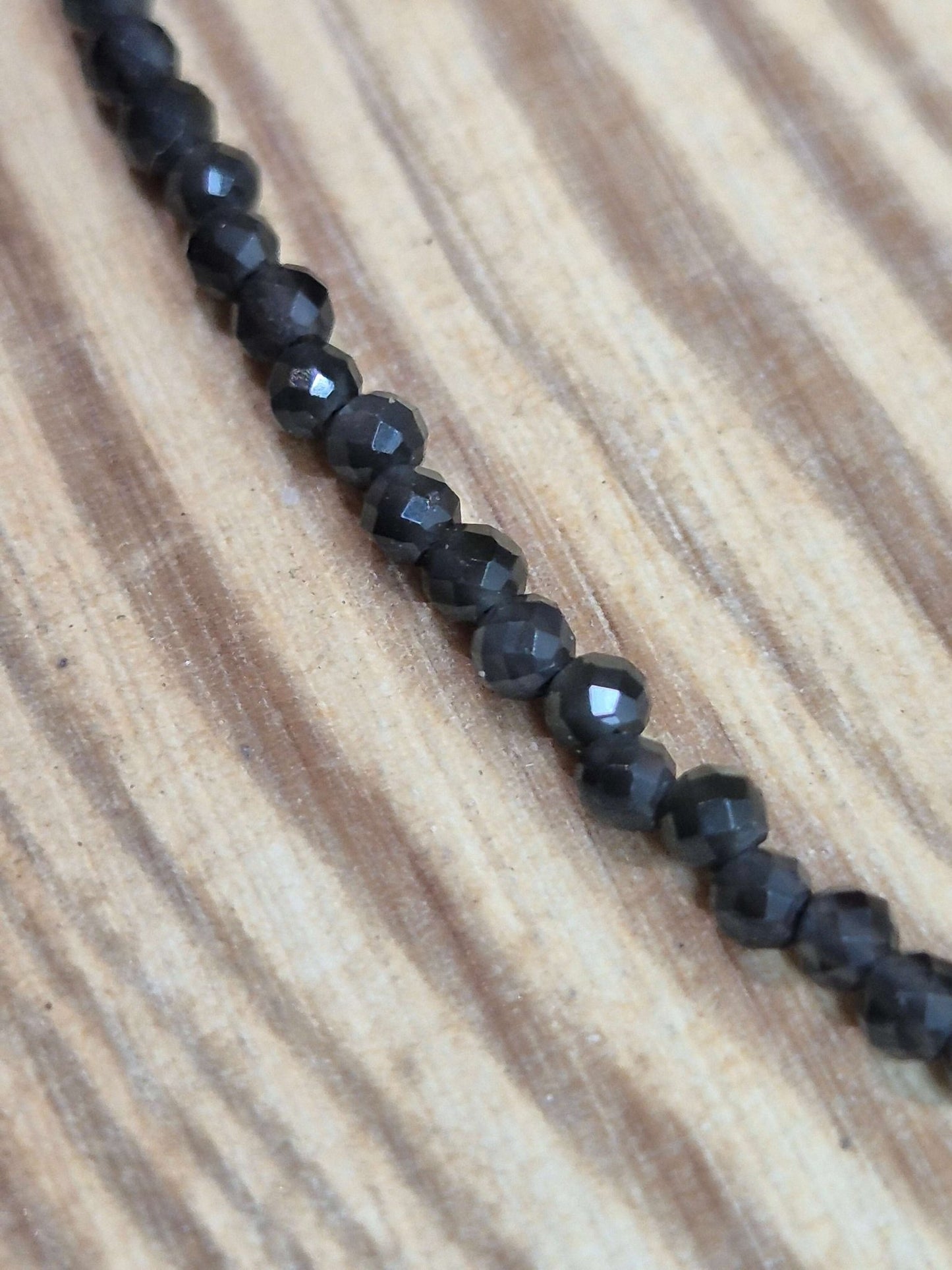 Collar obsidiana facetado 2 mm JoyeriamineralescolgantesTienda esotérica Málaga - La Tienda de Tata Magic: tienda Esotérica en Málaga