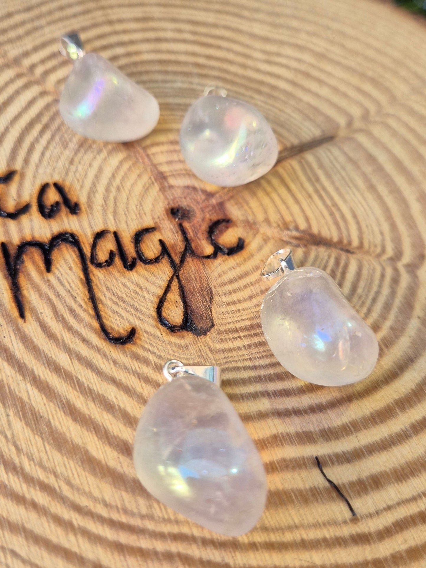 Colgante Aqua Aura Rodado - Claridad, Protección y Elevación Energética Tienda esotérica Málaga - La Tienda de Tata Magic: tienda Esotérica en Málaga