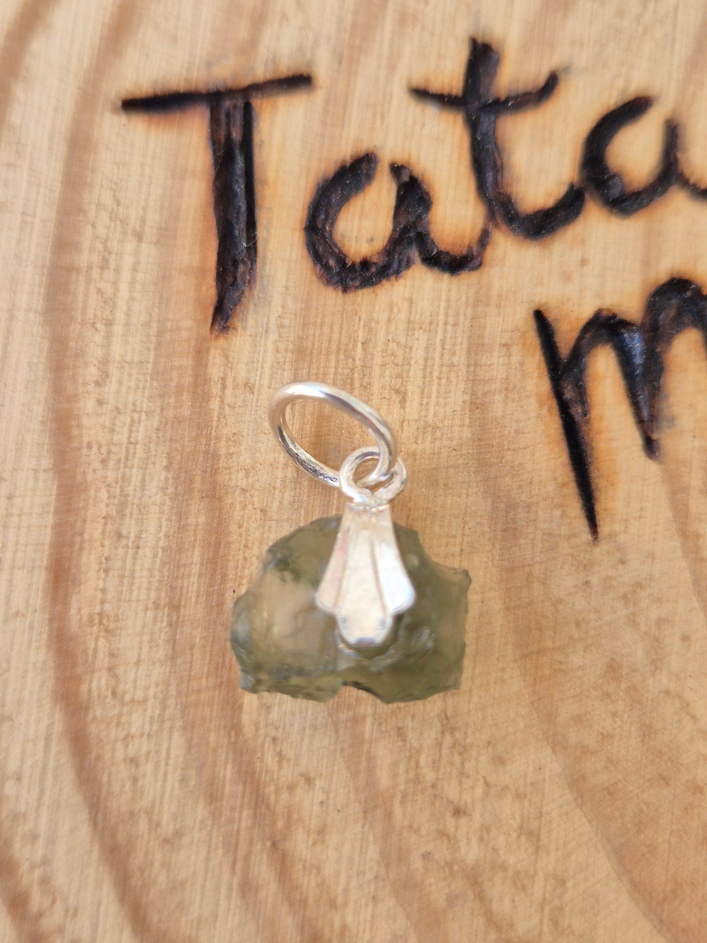 Moldavita - Piedra de Transformación y Conexión Cósmica con enganche de plata