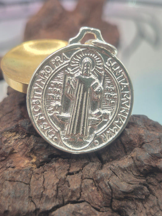Medalla plata San Benito consagrada