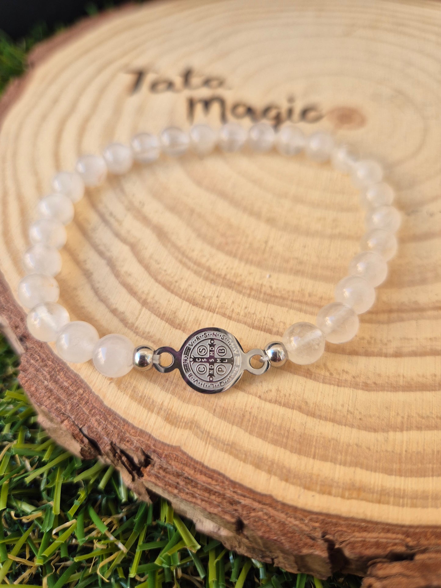 Pulsera San Benito con Cuarzo Blanco Consagrado- Protección, Luz y Purificación en Acero Plateado