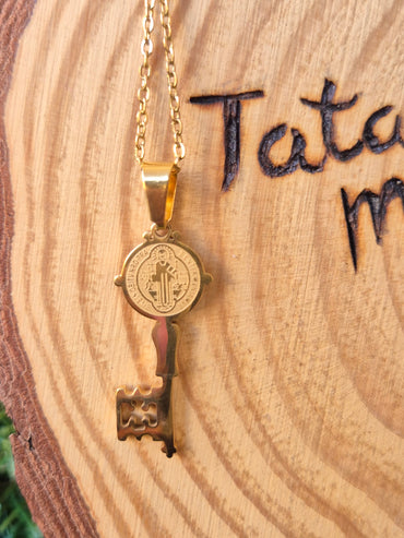 Colgante Llave San Benito acero dorado consagrado