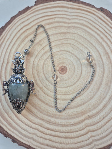 Péndulo Gótico-Misterio, precisión y magia ancestral