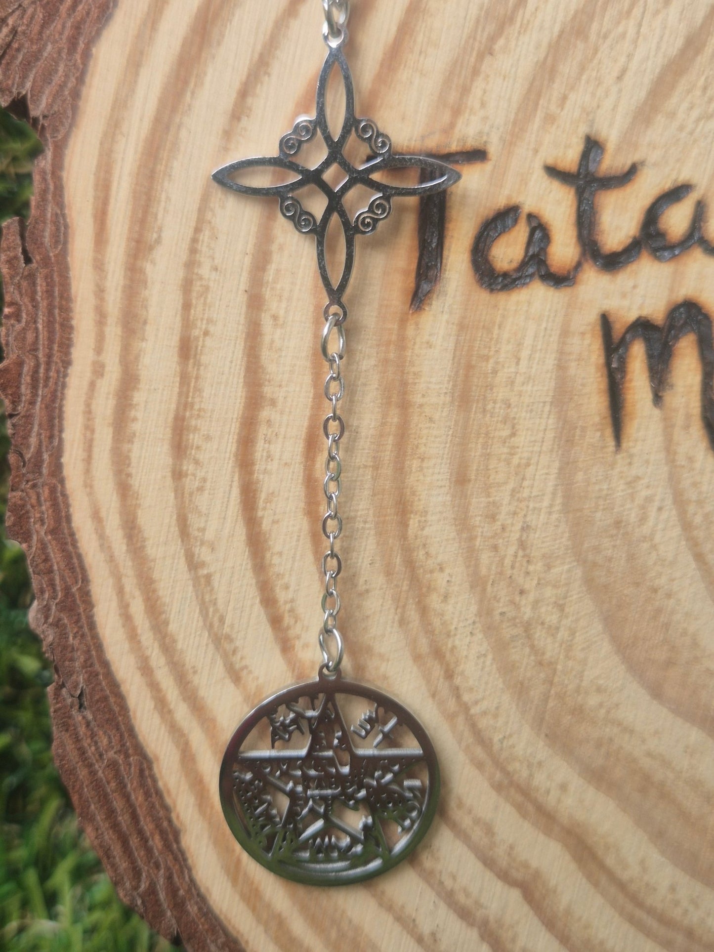 Colgante Doble Protección Nudo de Bruja con Tetragrammaton en Acero Plateado consagrado Tienda esotérica Málaga - La Tienda de Tata Magic: tienda Esotérica en Málaga