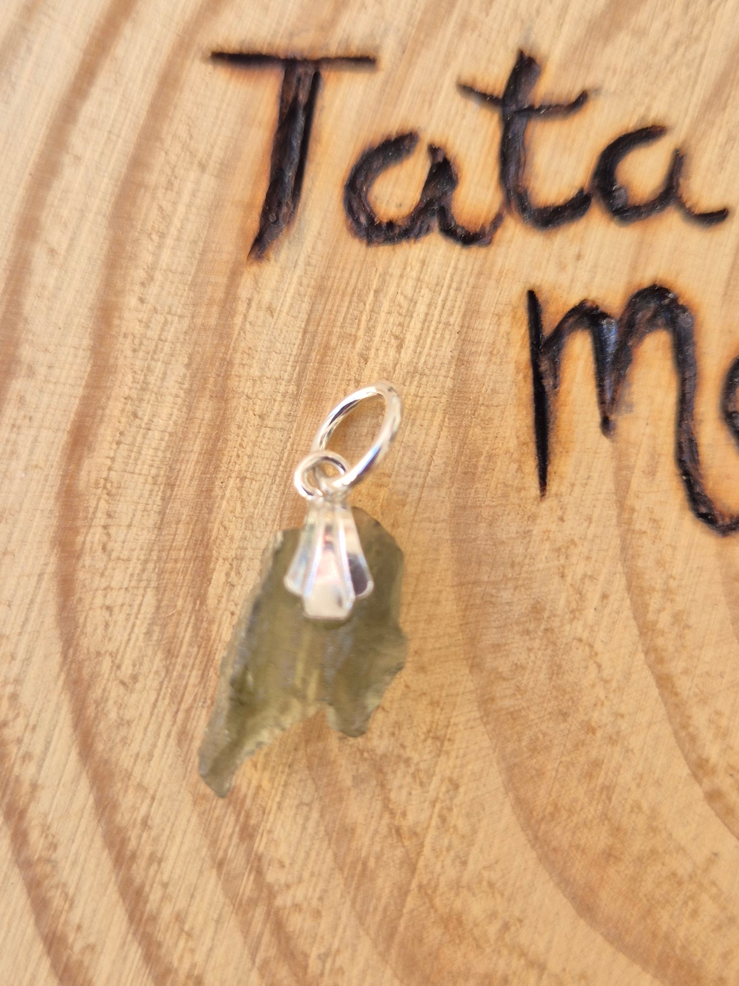 Moldavita - Piedra de Transformación y Conexión Cósmica con enganche de plata