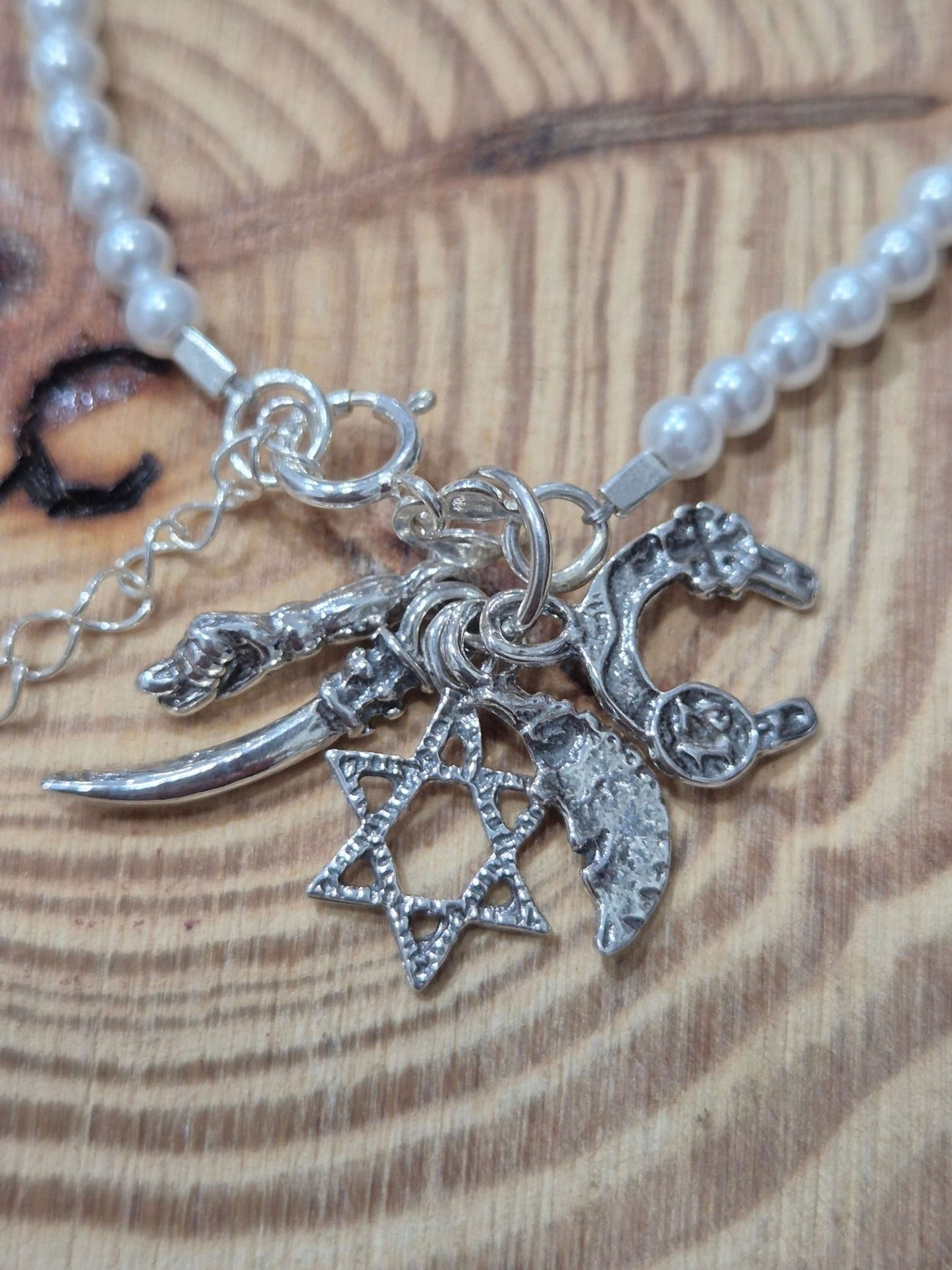 Pulsera perlas con abalorios de la suerte en plata Tienda esotérica Málaga - La Tienda de Tata Magic: tienda Esotérica en Málaga