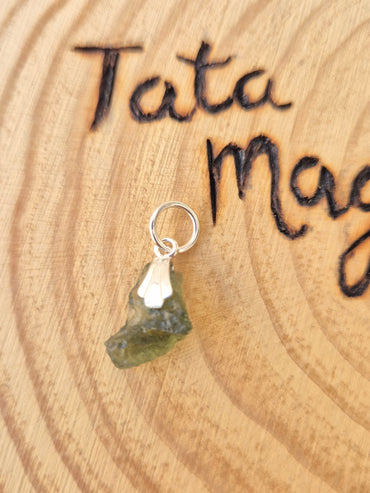 Moldavita - Piedra de Transformación y Conexión Cósmica con enganche de plata Tienda esotérica Málaga - La Tienda de Tata Magic: tienda Esotérica en Málaga