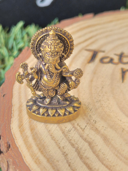 Mini Ganesha en Metal Dorado - Amuleto de Prosperidad y Abundancia