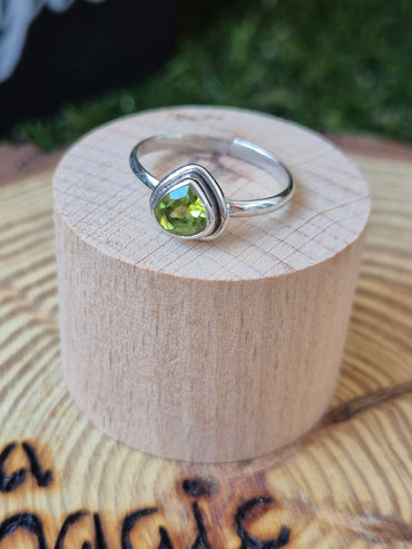 Anillo Olivino Ajustable Plata - Activación Cuántica para Cambiar el Rumbo Energético