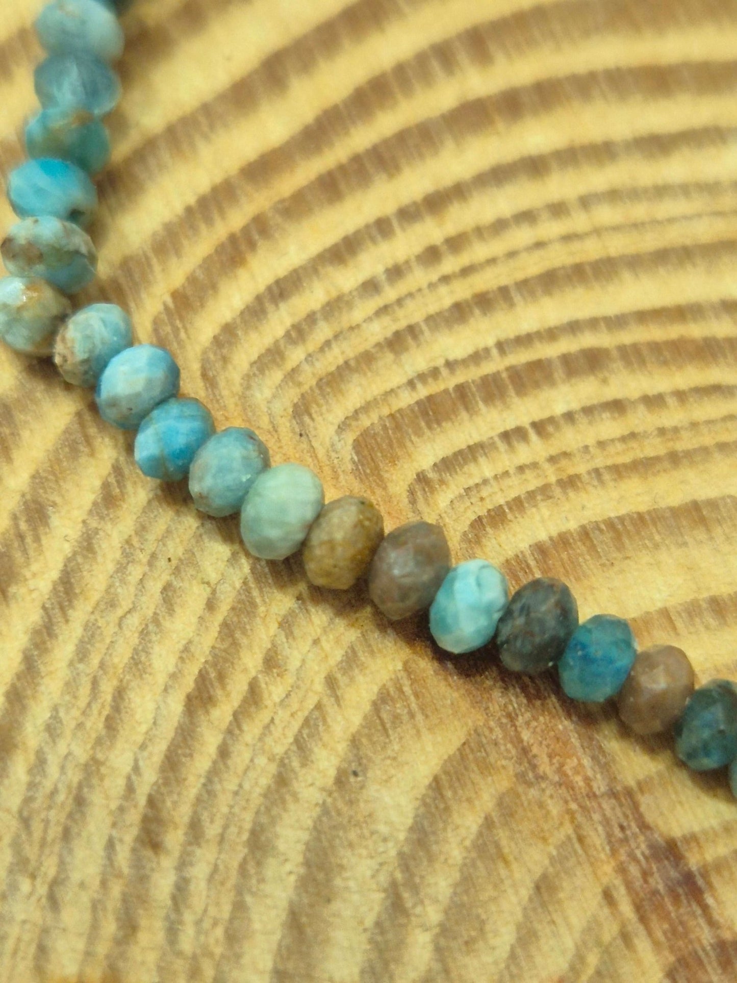 Pulsera apatita azul facetada 2 mm JoyeriamineralespulserasTienda esotérica Málaga - La Tienda de Tata Magic: tienda Esotérica en Málaga