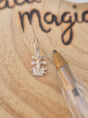 Colgante Cruz de Caravaca Mini Plata - Consagrada para protección y Fe divina Tienda esotérica Málaga - La Tienda de Tata Magic: tienda Esotérica en Málaga