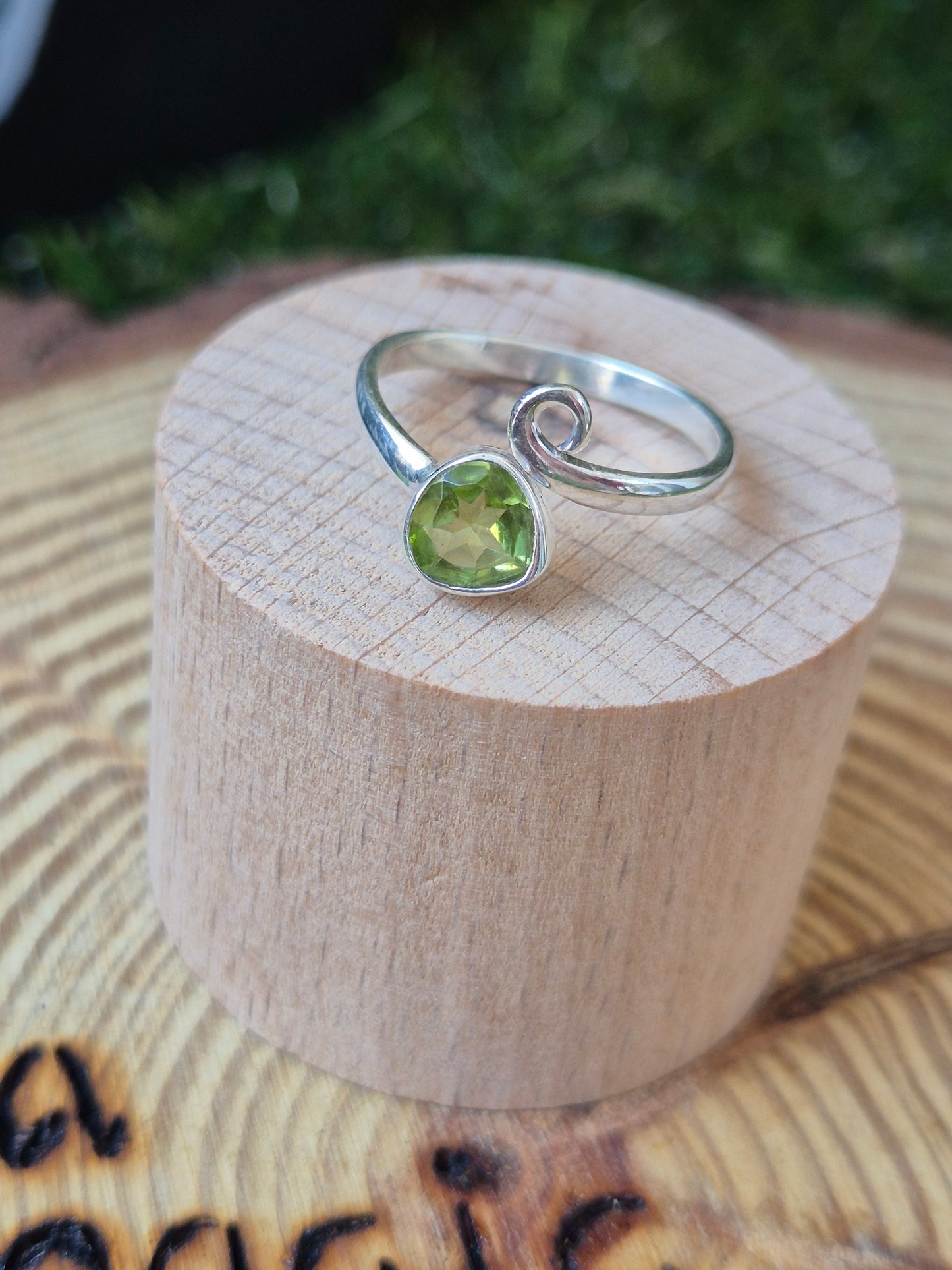 Anillo Olivino Ajustable Plata - Activación Cuántica para Cambiar el Rumbo Energético