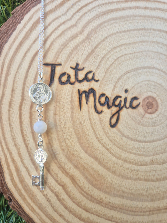 Colgante Doble Protección en Plata San Judas y San Benito con Cuarzo Blanco Consagrado