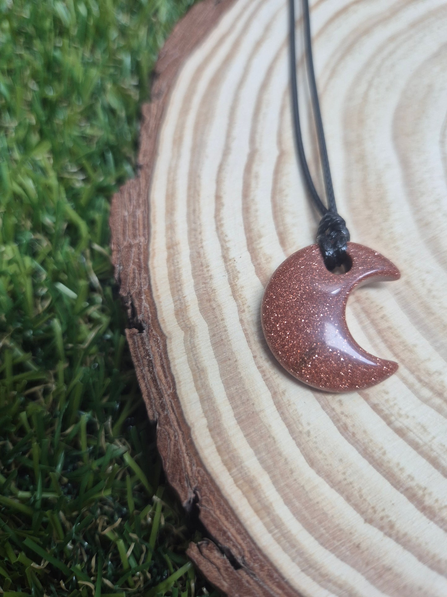 Amuleto Colgante de mineral en forma de Luna para Manifestar-Ciclos, intuición y poder femenino