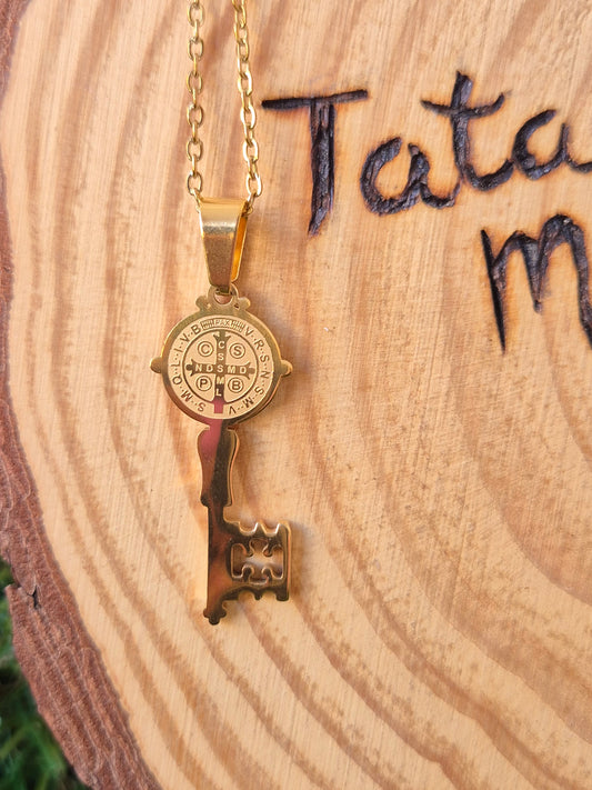Colgante Llave San Benito acero dorado consagrado