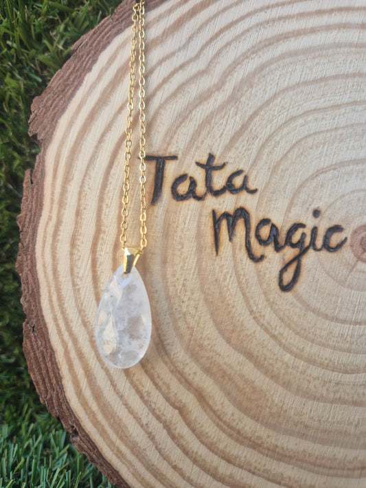 Colgante de Cuarzo Blanco facetado con Cadena Acero Dorado- Pureza y energía