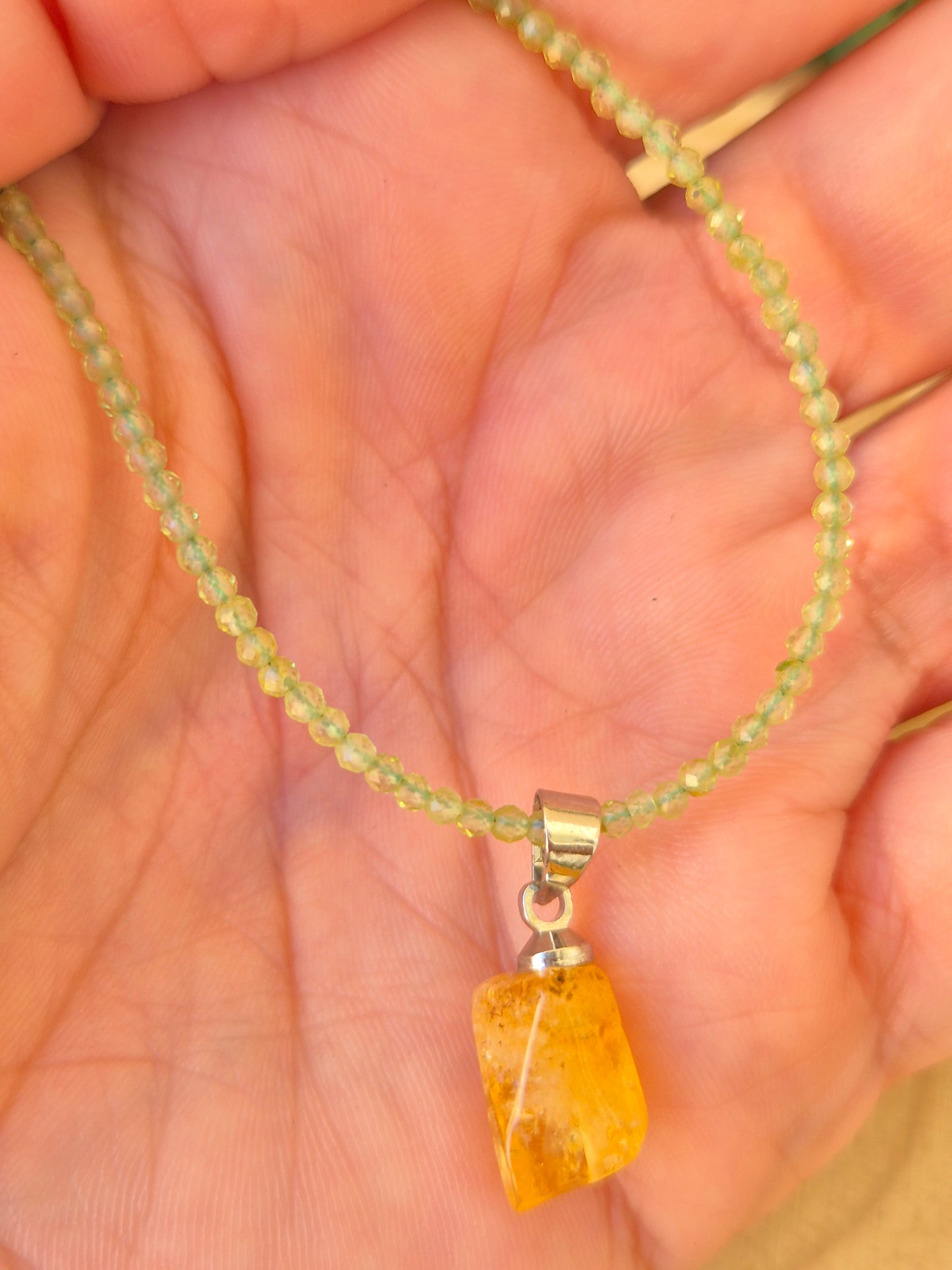 Collar de Peridoto Facetado con Citrino 2mm - Prosperidad y Renovación