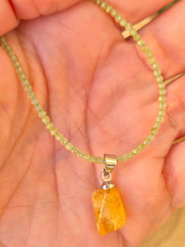 Collar de Peridoto Facetado con Citrino 2mm - Prosperidad y Renovación