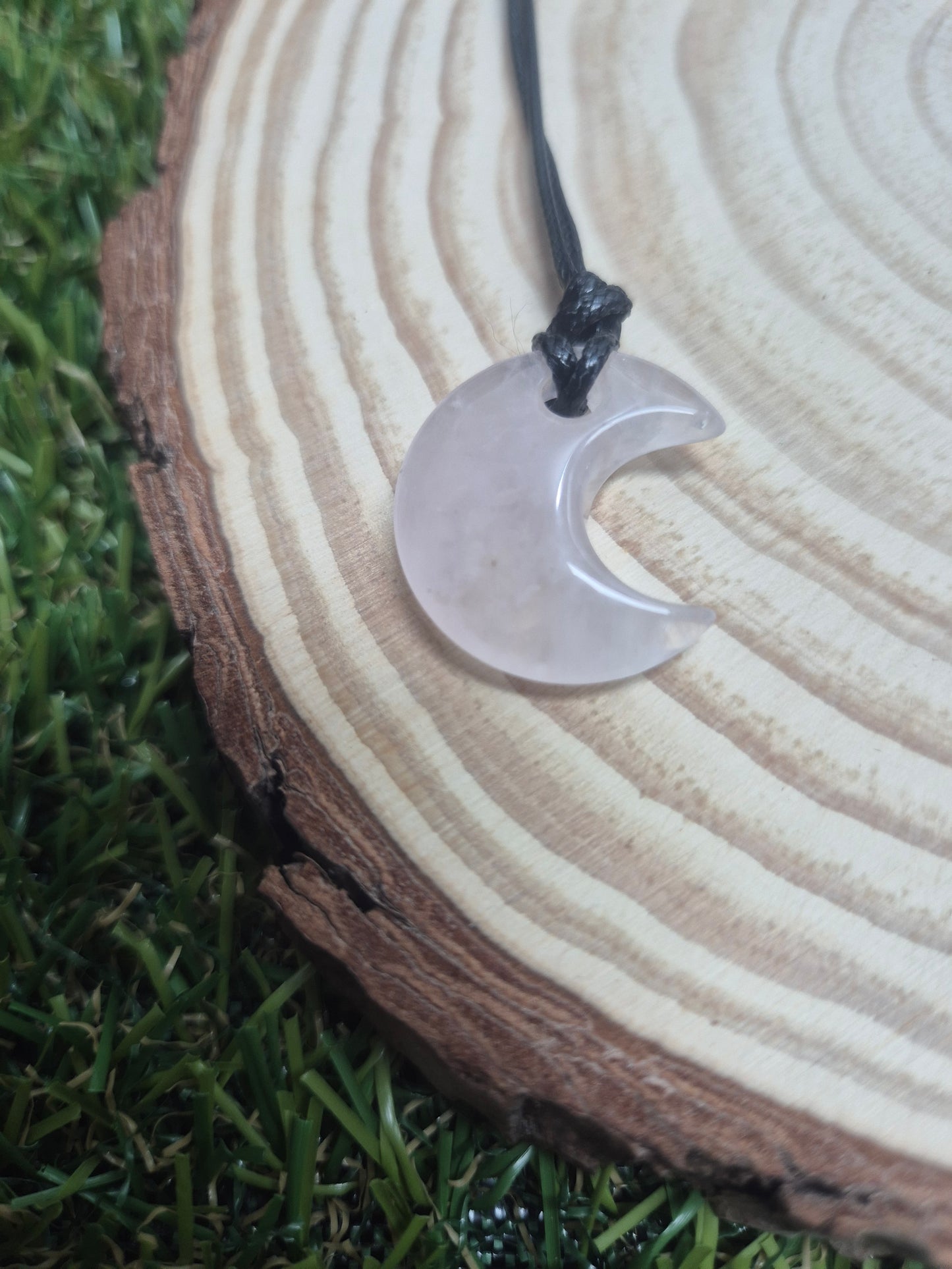Amuleto Colgante de mineral en forma de Luna para Manifestar-Ciclos, intuición y poder femenino