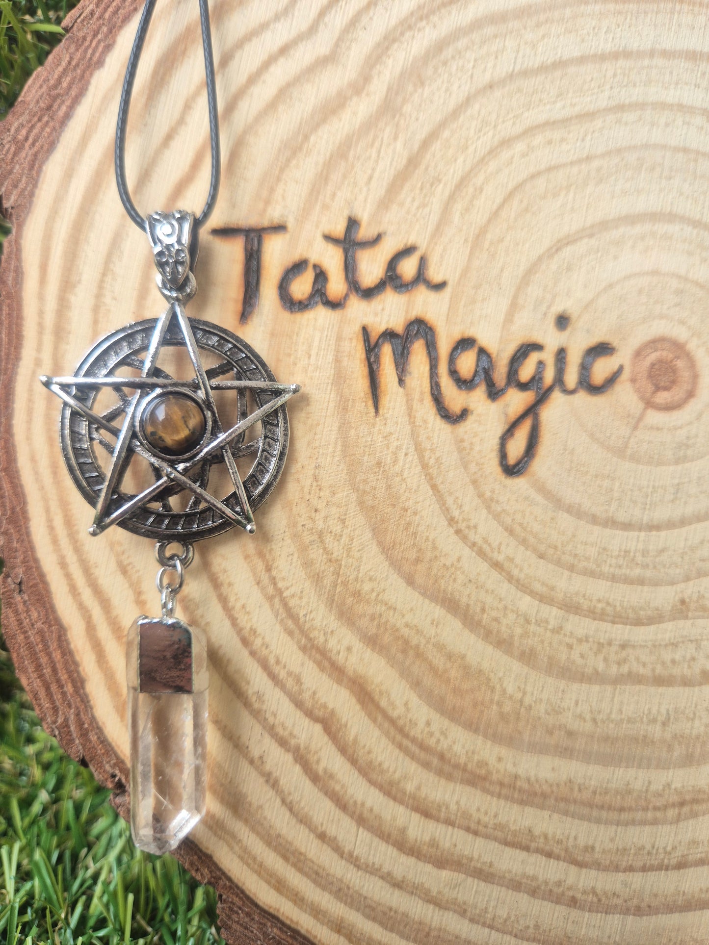 Colgante de Metal con Pentáculo y Cuarzo Maestro colgando-Protección y Energía