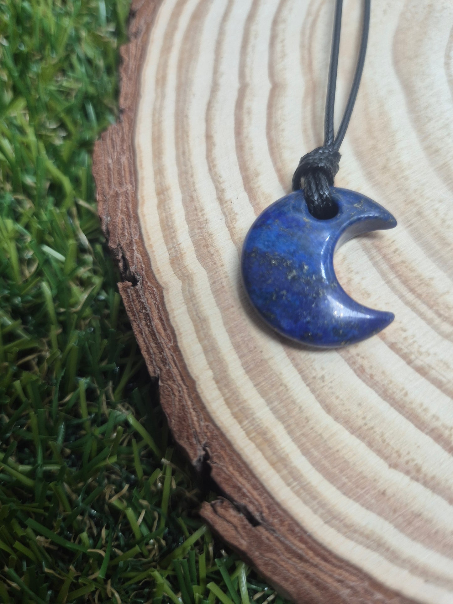 Amuleto Colgante de mineral en forma de Luna para Manifestar-Ciclos, intuición y poder femenino