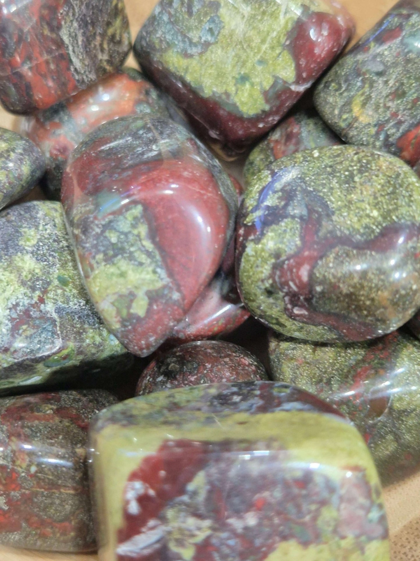 Mineral Heliotropo — Jaspe de Sangre (Rodado, 1 unidad) mineralesrodadosTienda esotérica Málaga - La Tienda de Tata Magic: tienda Esotérica en Málaga