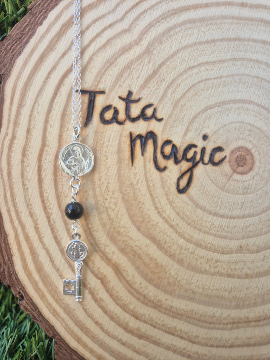 Colgante Doble Protección en Plata San Judas y San Benito con Ónix Consagrado