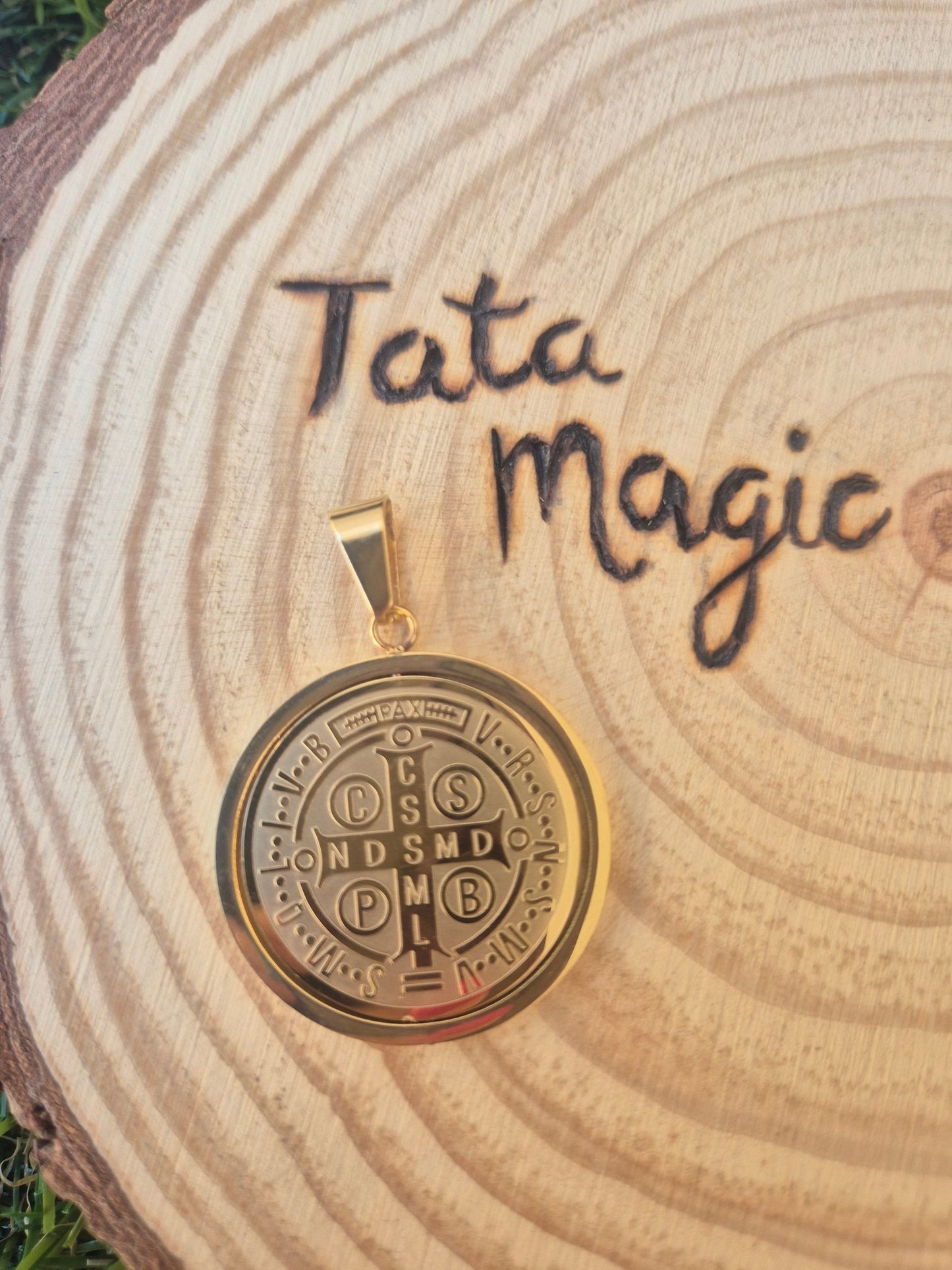 Colgante Giratorio San Benito - Acero Dorado de Protección consagrado Tienda esotérica Málaga - La Tienda de Tata Magic: tienda Esotérica en Málaga
