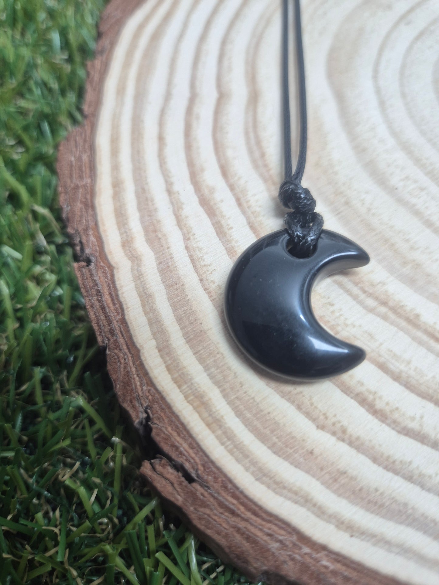 Amuleto Colgante de mineral en forma de Luna para Manifestar-Ciclos, intuición y poder femenino