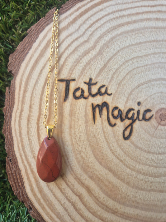 Colgante de Jaspe Rojo Facetado con Cadena Acero Dorado- Fuerza y Vitalidad