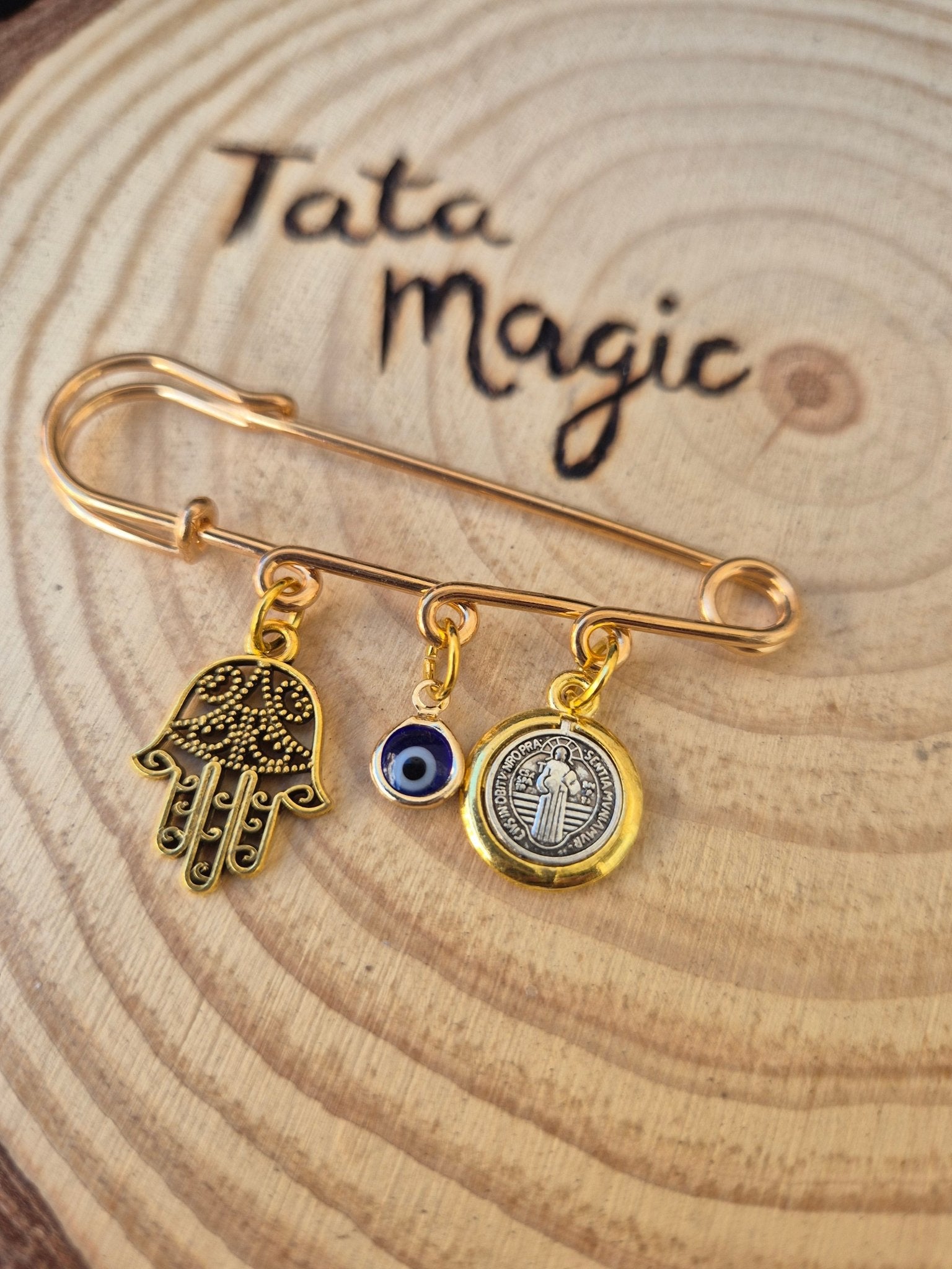 Alfiler Triple Protección Dorado - San Benito, Hamsa y Nazar AfilerTienda esotérica Málaga - La Tienda de Tata Magic: tienda Esotérica en Málaga