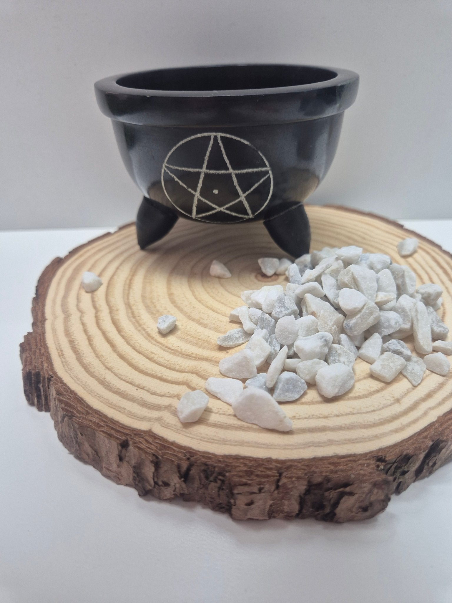 Caldero de Esteatita con pentáculo y piedras - Alquimia, poder ritual y protección mágica Tienda esotérica Málaga - La Tienda de Tata Magic: tienda Esotérica en Málaga